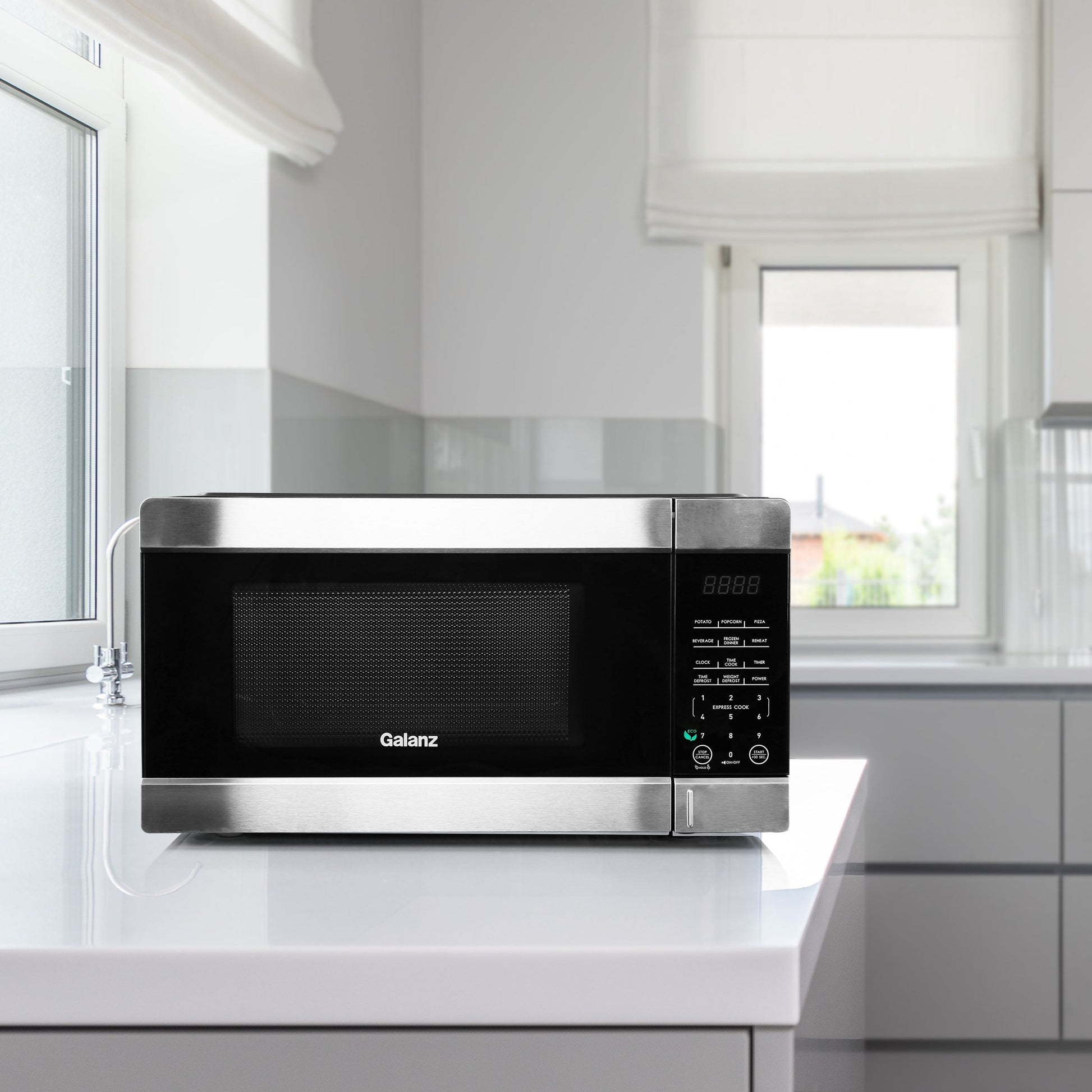 Galanz 0.9 cu ft Countertop Microwave Oven in Black