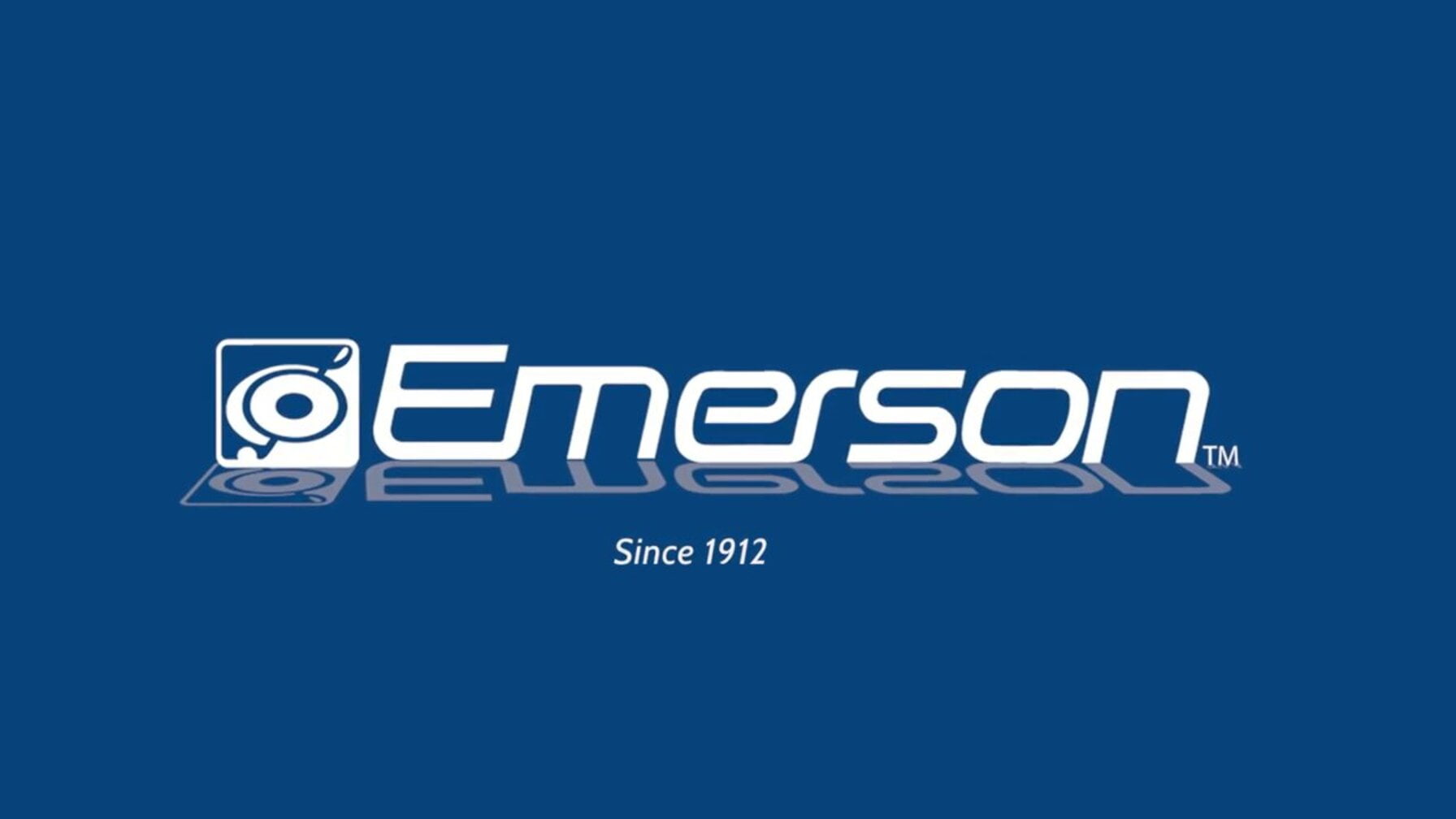 Emerson 0.7 Cu Ft, 700W White Retro Countertop Microwave Oven, MWR7020W