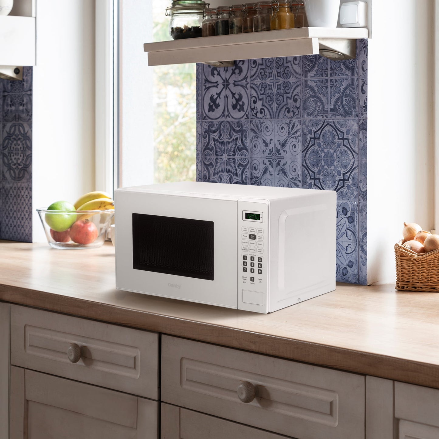 Danby 0.7 cu. ft. Countertop Microwave in White (DBMW0721BWW)